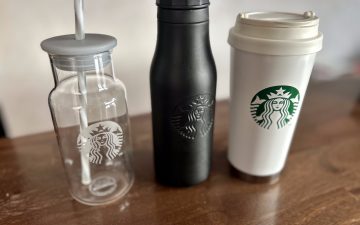 スターバックスのタンブラーが3つ。左からガラスで透明で白のスタバのロゴが入ったタンブラー、黒いマットなデザインのスタバのロゴが凸凹で入ったタンブラー、普通の白地に緑のロゴが入った紙カップのようなデザインのタンブラー